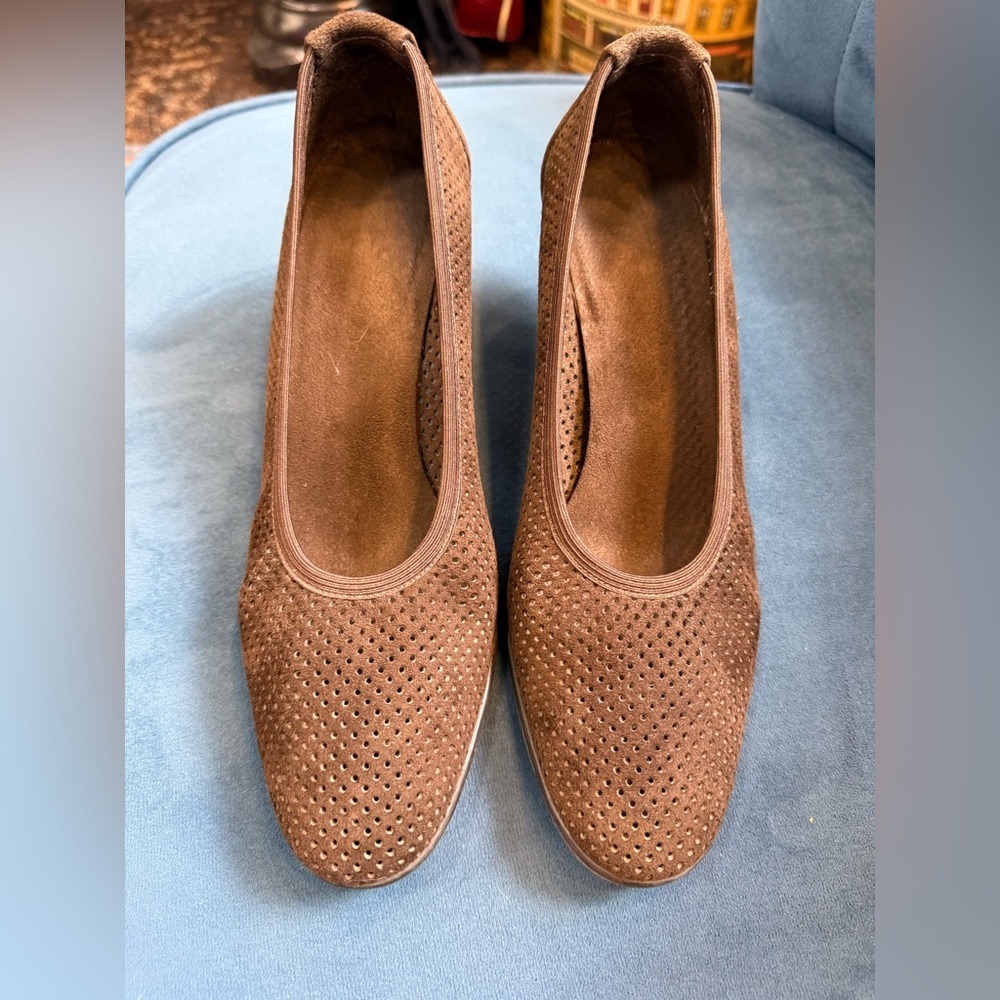 Stuart Weitzman Brown Suede Perforated Kitten Heels Size 7.5 - Picture 1 of 5